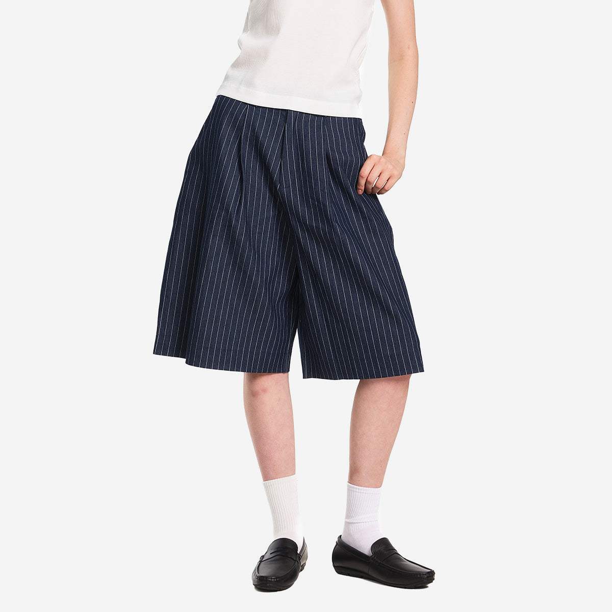 CLASSIC STRIPE DENIM PLEATED SHORTS